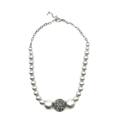 Colar com contas prateadas e corrente com fecho