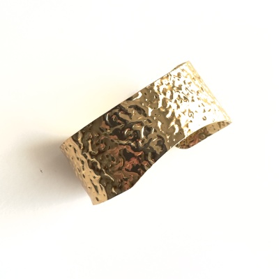 Pulseira aberta dourada com textura martelada
