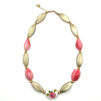 Colar com contas douradas, rosa e branca com padrão floral