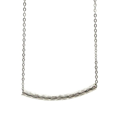 Colar com pendente tubular prateado ondulado