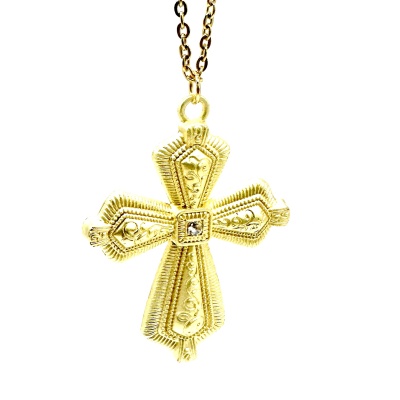 Colar com pendente cruz dourado detalhado com diamante