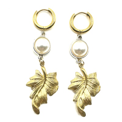 Brincos dourados com argolas, pérolas e pendentes em forma de folhas douradas