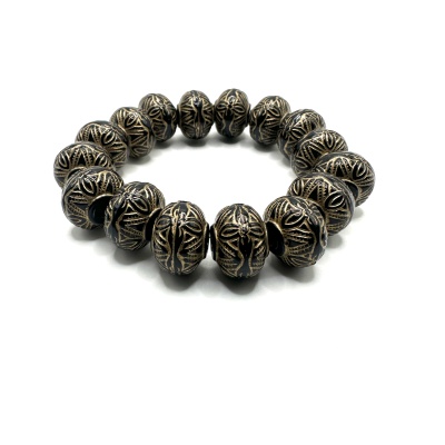 Pulseira com contas esféricas negras decoradas em dourado com padrão floral