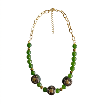 Colar com pedras verdes e elementos metálicos dourados