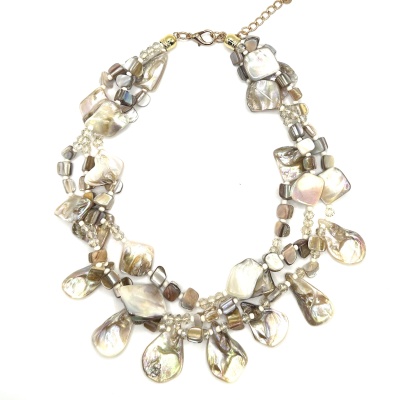 Colar de pedras creme e bege com fecho dourado