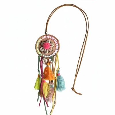 Colar com pendente redondo tecido, búzios, pompom rosa e franjas coloridas em cordão castanho.