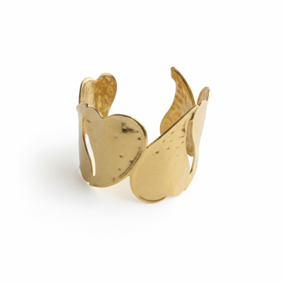 Pulseira dourada em metal martelado com recortes irregulares