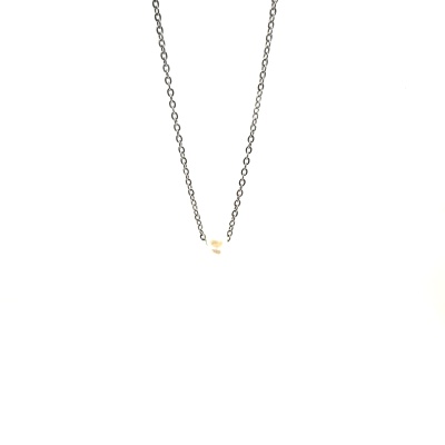 Colar com corrente de metal prateado e pendente pequeno em forma de coração branco