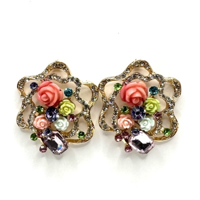 Brincos dourados com pedras coloridas e flores decorativas