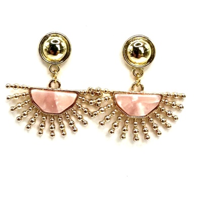 Brincos dourados com meia-lua rosa e contas douradas em fundo branco