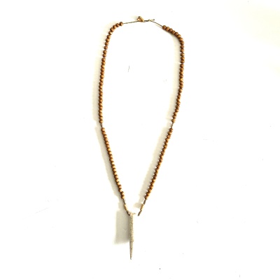 Colar de contas de madeira castanha com pendente branco cónico.