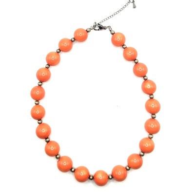 Colar com contas corais e esferas metálicas
