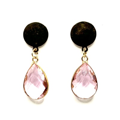 Brincos com base redonda preta e pendente em forma de gota rosa