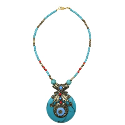 Colar com contas pequenas coloridas e pendente redondo azul e dourado