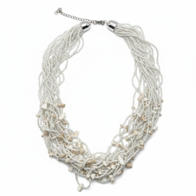 Colar branco com contas pequenas e pedras bege