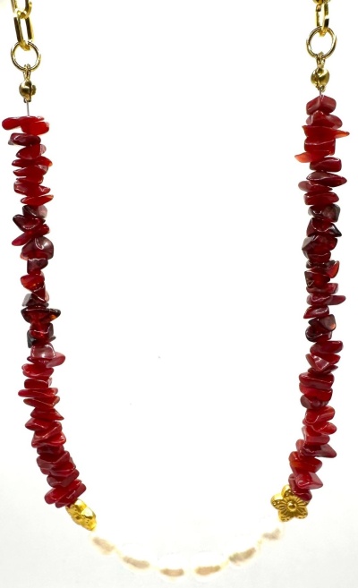 colar com pedras vermelhas e fecho dourado