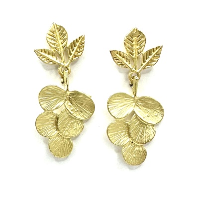 Brincos dourados com folhas e círculos texturizados.