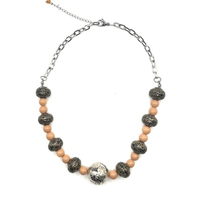 Colar com contas metálicas esculpidas e contas de madeira bege