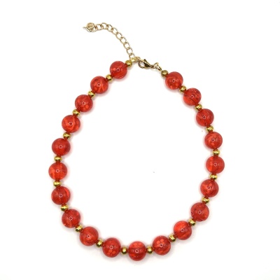 Colar de bolas vermelhas translúcidas e esferas douradas com fecho