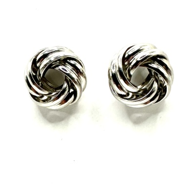 Botões de punho metálicos prateados entrelaçados sobre fundo branco