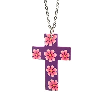 Colar com pendente em forma de cruz roxa e flores cor-de-rosa