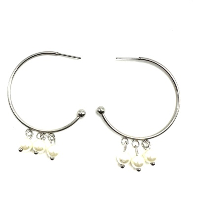 Brincos de argola prateados com três pérolas penduradas cada