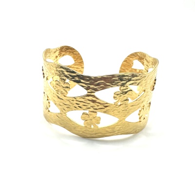 Pulseira dourada em metal com recortes de trébol