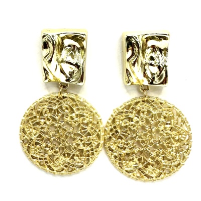 Brincos dourados com base retangular e discos redondos filigranados.