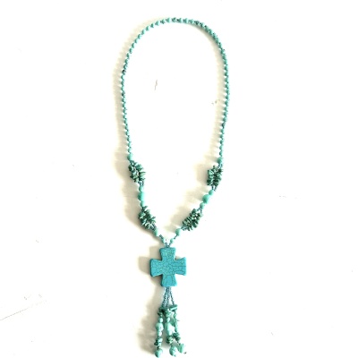 Colar azul turquesa com pendente em forma de cruz e franjas