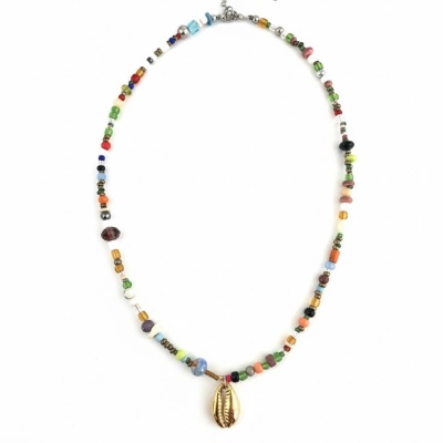 Colar colorido com concha dourada
