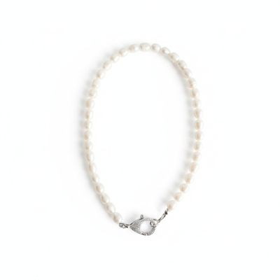 Colar de pérolas com fecho metálico prateado