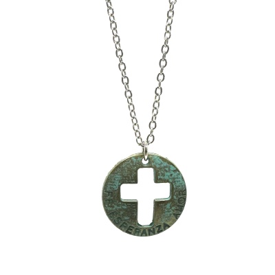 Colar prateado com pendente redondo de metal verde envelhecido com cruz vazada.
