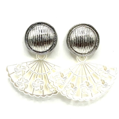 Brincos prateados com pendente em forma de leque translúcido e detalhes florais