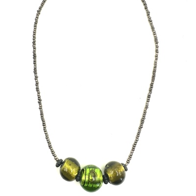 Colar com contas pequenas prateadas e contas maiores douradas e verde translúcidas no centro