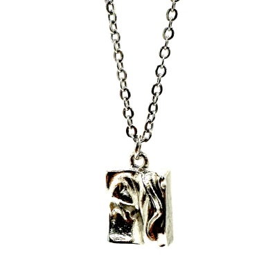 Colar com pendente retangular texturizado prateado