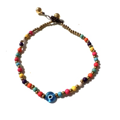 Pulseira colorida com contas pequenas e uma conta maior azul com padrão de olho.