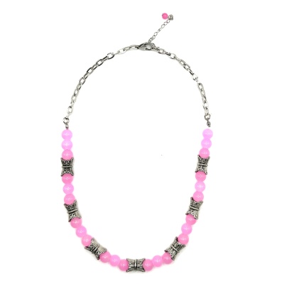 Colar de contas rosa com elementos metálicos prateados