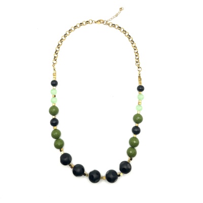 Colar com contas pretas e verdes em corrente dourada