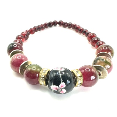 Colar com contas vermelhas, verdes e preta com flores cor-de-rosa