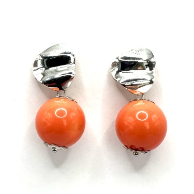 Brincos com parte superior em metal prateado e esfera laranja