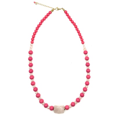Colar com contas rosa, translúcidas e peça central bege, fecho dourado