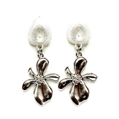 Brincos pendentes prateados em forma de flor com textura raiada e pétalas detalhadas