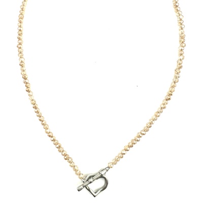 Colar com contas pequenas bege claro e fecho de coração prateado