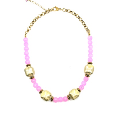 Colar dourado com contas cor-de-rosa e contas maiores douradas.
