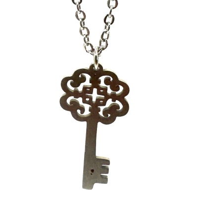 Colar prateado com pendente em forma de chave decorativa