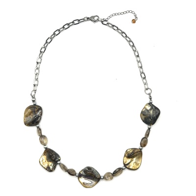Colar prateado com pedras irregulares castanhas e douradas