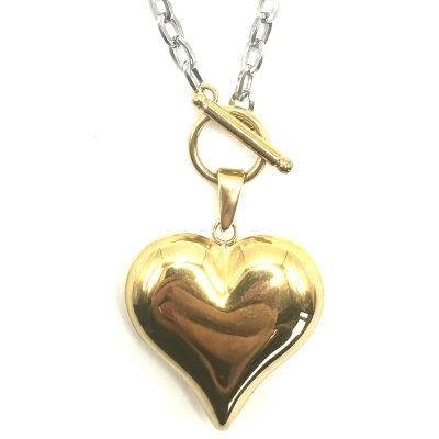 Colar com corrente prateada e pendente dourado em forma de coração.