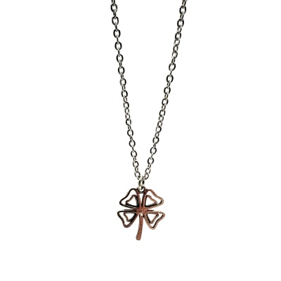 Colar prateado com pendente de trevo de quatro folhas recortado