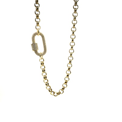 Colar dourado com elos redondos e um elo oval texturizado.