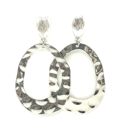 Brincos grandes em prata com acabamento martelado e formato oval irregular